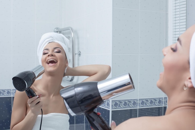 Mujer joven feliz cantando en el baño.