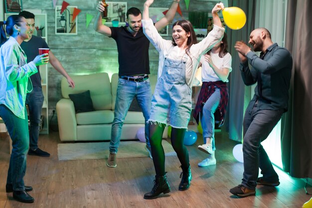 Mujer joven feliz celebrando su cumpleaños con sus amigos.