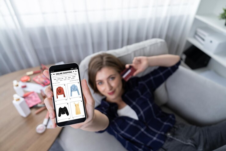 Foto mujer joven feliz compra producto comprando en línea con la máxima seguridad