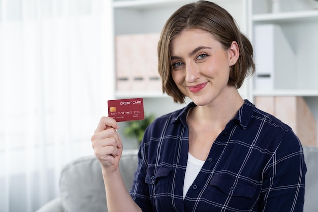 Mujer joven feliz compra producto comprando en línea con la máxima seguridad