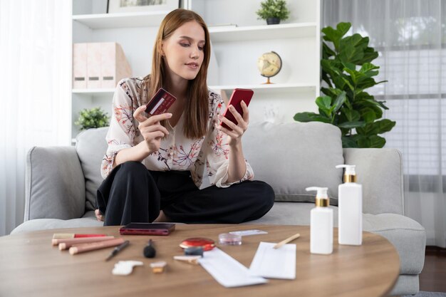 Mujer joven feliz compra producto comprando en línea con la máxima seguridad