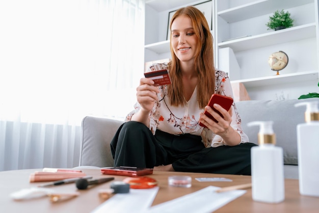 Mujer joven feliz compra producto comprando en línea con la máxima seguridad