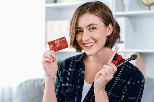 Mujer joven feliz compra producto comprando en línea con la máxima seguridad