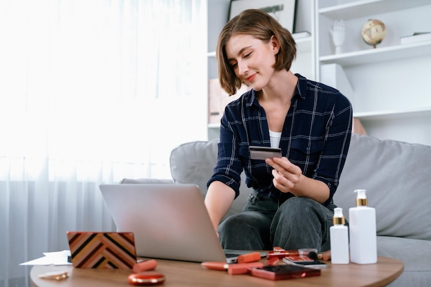 Mujer joven feliz compra producto comprando en línea con la máxima seguridad