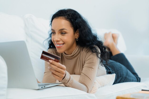 Mujer joven feliz compra producto comprando en línea con seguridad crucial