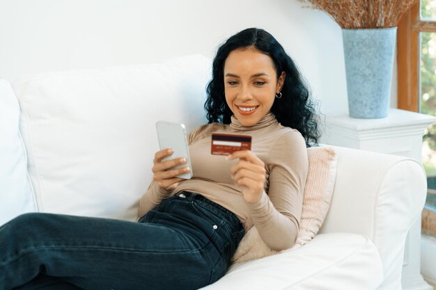 Mujer joven feliz compra producto comprando en línea con seguridad crucial