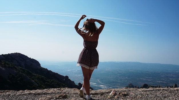 Mujer joven feliz disfrutando de la magnífica vista de las montañas de Montserrat