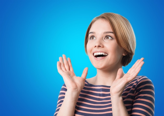 Mujer joven feliz emocionada en el fondo