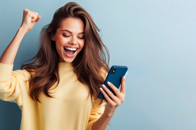 Foto mujer joven feliz emocionada con teléfono se regocija en la victoria o ganar en el fondo sólido ai