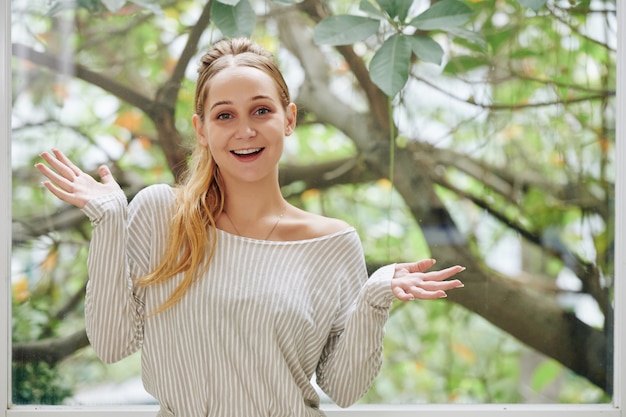 Mujer joven feliz emocionada