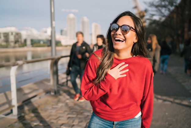 Mujer joven feliz y emocionada.