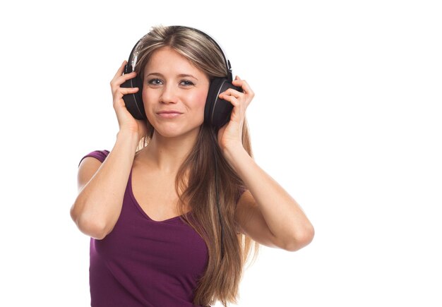 Foto mujer joven feliz escuchando música con auriculares en blanco