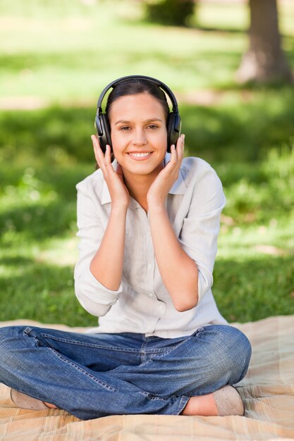 Mujer joven feliz escuchando música