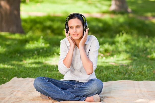 Mujer joven feliz escuchando música