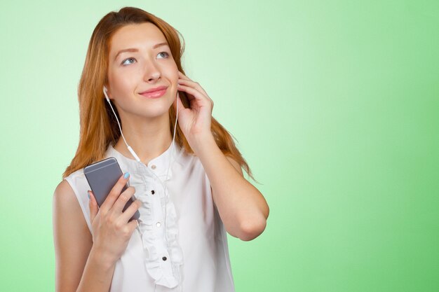 Mujer joven feliz escuchando música