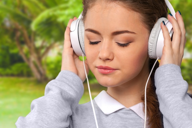 Mujer joven feliz escuchando música