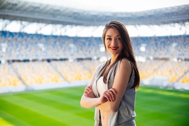 Foto mujer joven feliz en estadio