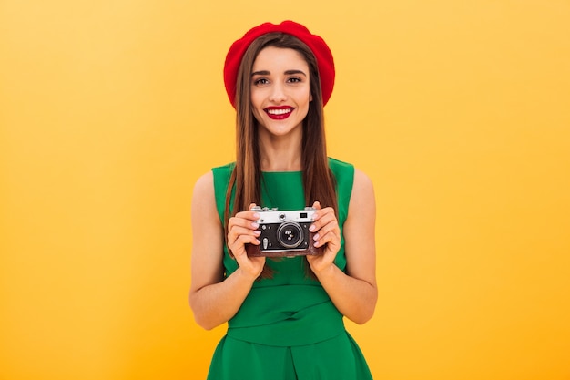 Mujer joven feliz fotógrafo turístico