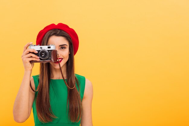 Mujer joven feliz fotógrafo turístico