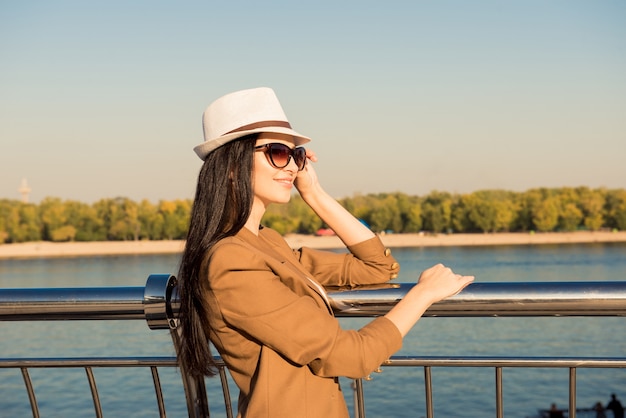 Mujer joven feliz con gafas de sol