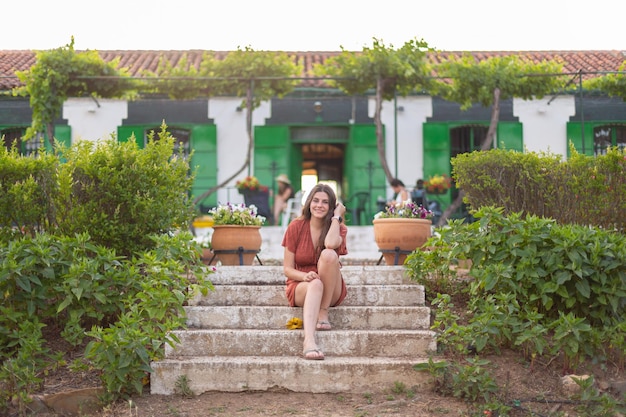 Mujer joven feliz en una granja en el campo