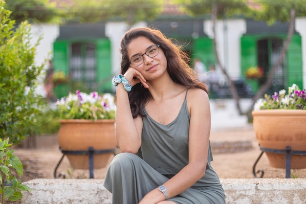 Mujer joven feliz en una granja en el campo