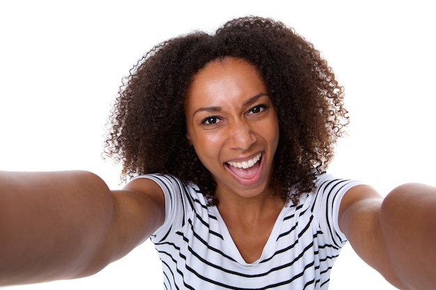 Foto mujer joven feliz haciendo selfie