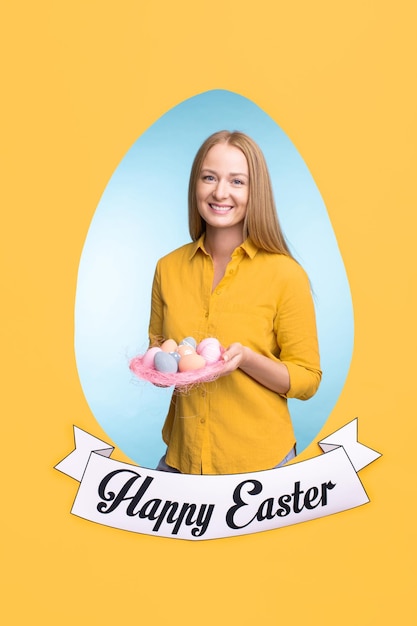 Mujer joven feliz con huevos de pascua hechos a mano mirando a la cámara