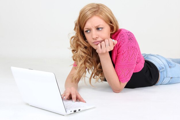 Mujer joven feliz con laptop