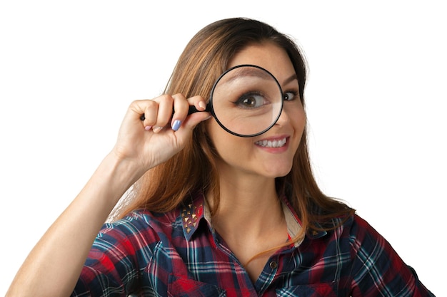 Mujer joven feliz con lupa