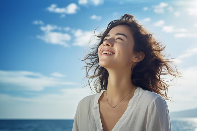 Mujer joven feliz con mochila mirando al cielo en el mar.