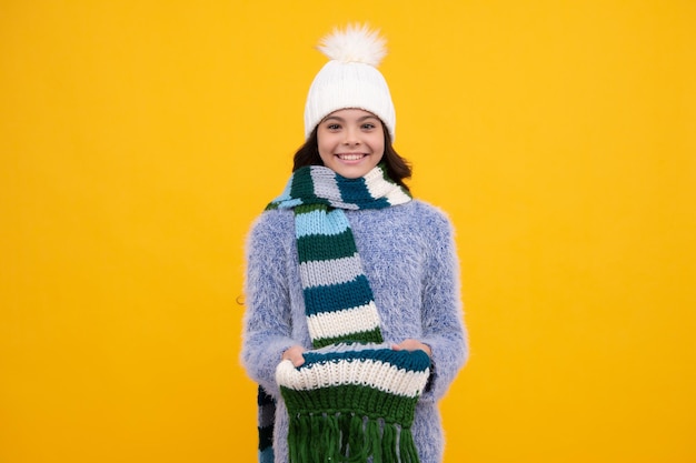 Mujer joven feliz de moda con gorro de punto y suéter divirtiéndose sobre fondo azul colorido Chica feliz enfrenta emociones positivas y sonrientes