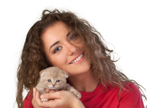 Mujer joven feliz con un pequeño gatito divertido