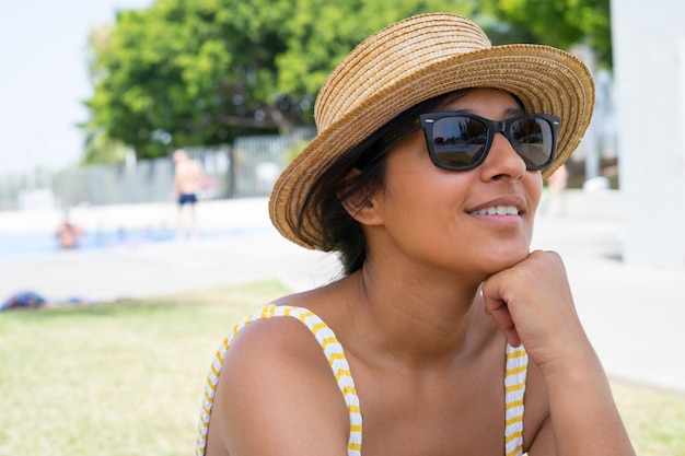 Mujer joven feliz en la piscina