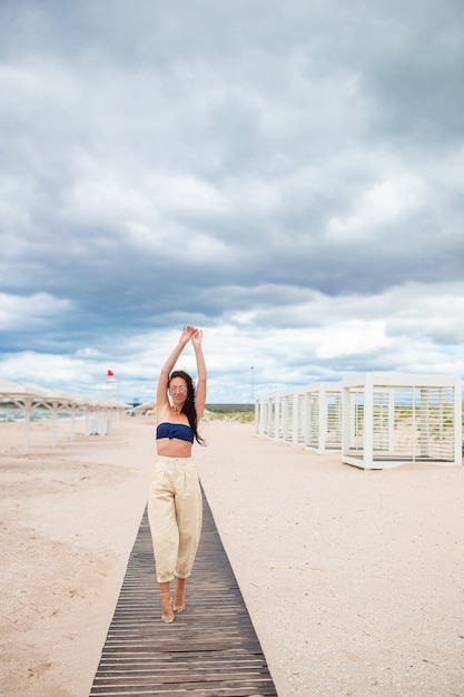 Mujer joven, feliz, en la playa