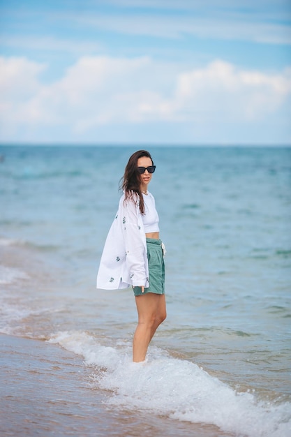 Mujer joven, feliz, en la playa