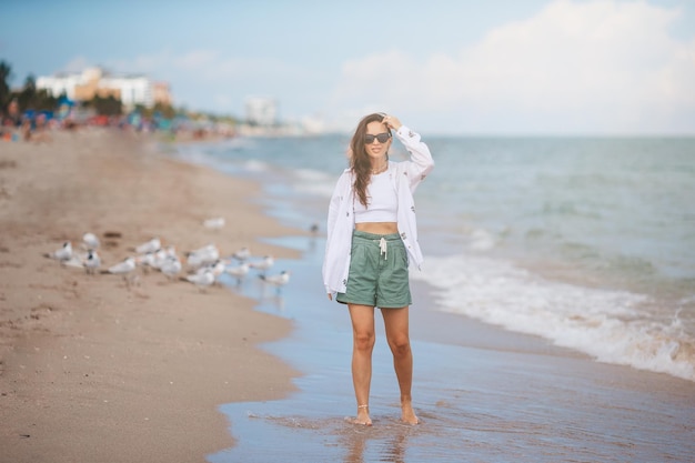 Mujer joven, feliz, en la playa