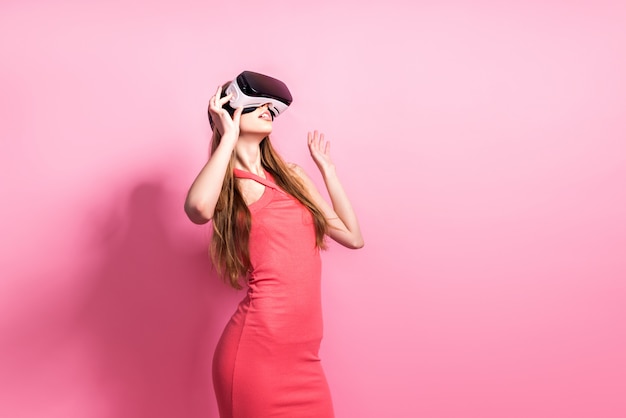 Mujer joven feliz que usa un casco de realidad virtual