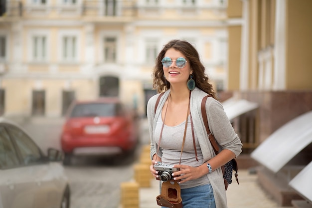 Mujer joven feliz que viaja en Europa.