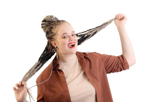 Mujer joven feliz con rastas sobre fondo blanco.