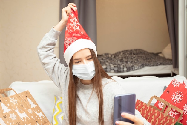 Mujer joven feliz con regalos de Navidad en casa