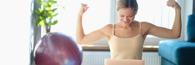 Mujer joven feliz repite ejercicios físicos mirar portátil