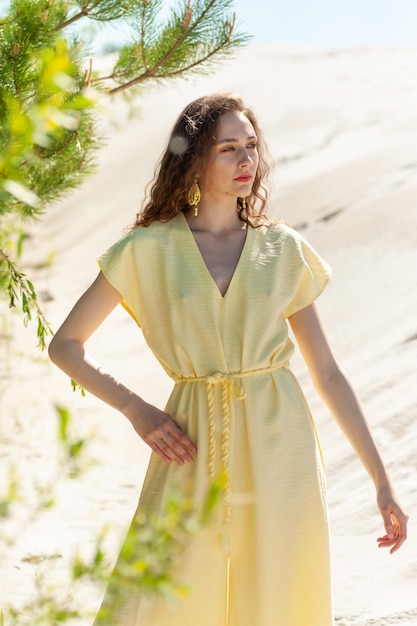 Mujer joven feliz en un resort tropical. Mujer de estilo de moda. Concepto de disfrutar el fin de semana, vacaciones