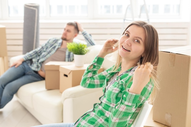 Mujer joven feliz sentada en la caja