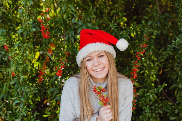 Mujer joven feliz con sombrero de Navidad