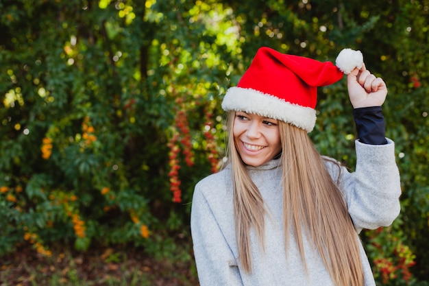 Mujer joven feliz con sombrero de Navidad