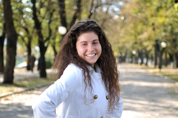 Mujer joven feliz sonriendo al aire libre en el parque