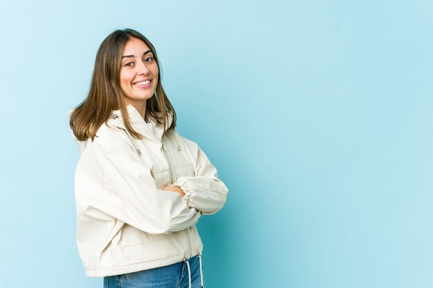 Mujer joven feliz, sonriente y alegre