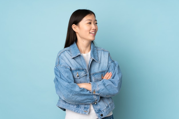 Mujer joven en feliz y sonriente