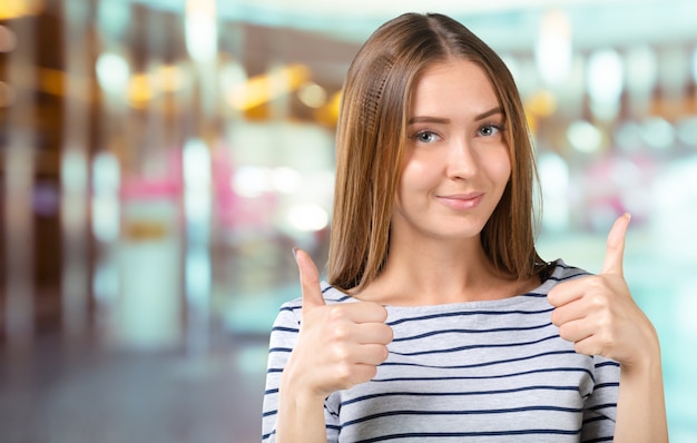 Mujer joven feliz sorprendida en emoción. Aislado